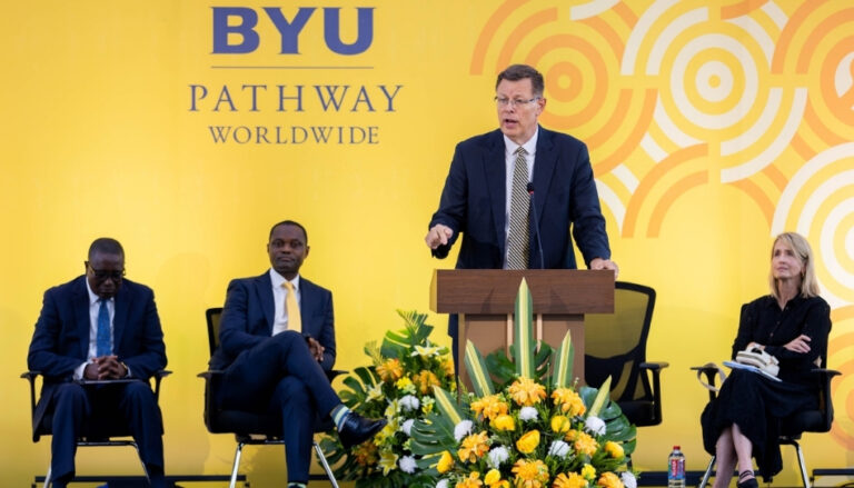 Élder Gilbert: Con BYU Pathway ahora tienes una oportunidad para estudiar
