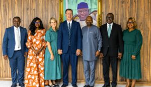 Vicepresidente africano recibe al élder Gilbert en su primera visita como apóstol