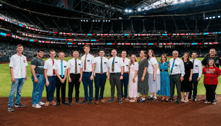 Misioneros de servicio reciben homenaje durante partido de las Grandes Ligas