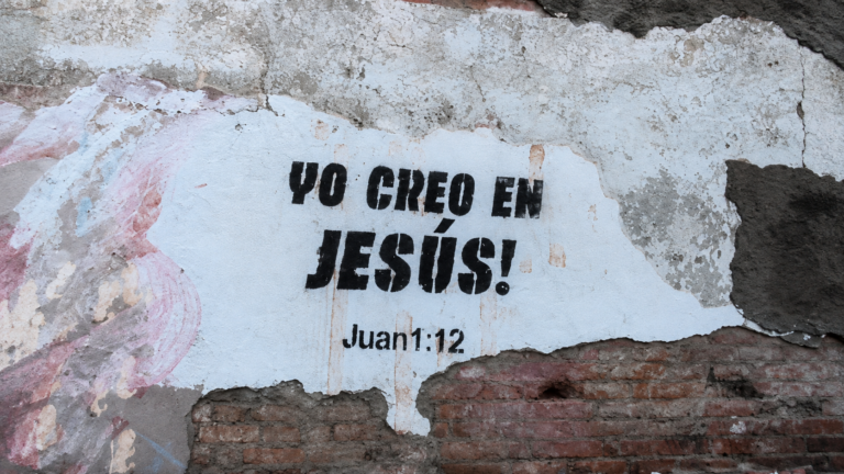 Los mensajes cristianos en un mural que resistieron al terremoto en Colombia