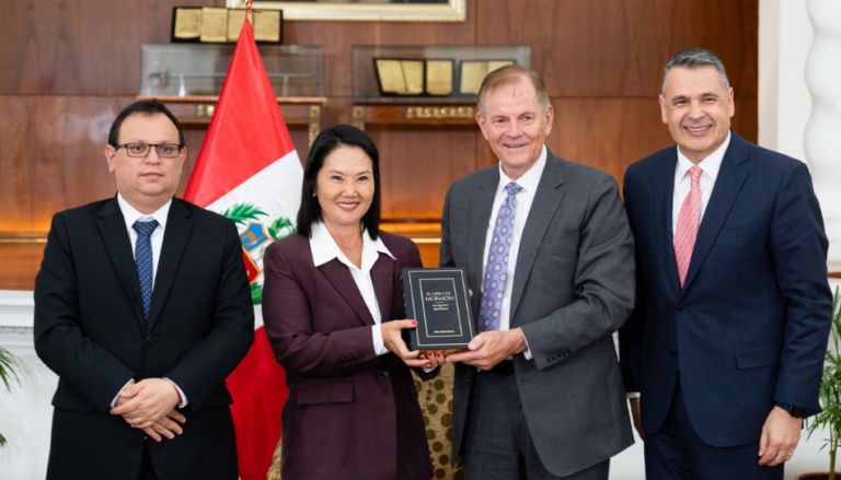 Élder Stevenson se reúne con la presidenta del Perú