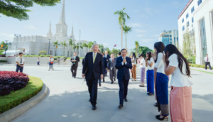 Élder Gong y 600 invitados asisten a las Puertas Abiertas de este templo