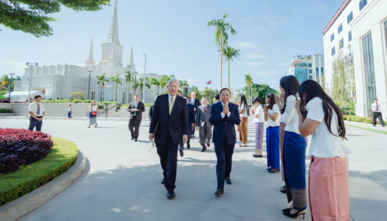 Élder Gong y 600 invitados asisten a las Puertas Abiertas de este templo