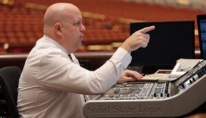 El trabajo detrás del sonido y la iluminación de la Conferencia General