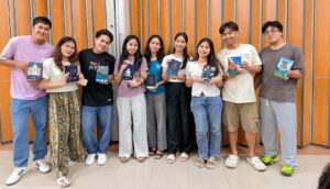 Jóvenes adultos convierten sus Libros de Mormón en piezas de arte únicas
