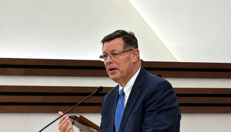 Élder Gilbert: Estudiar y servir una misión no son algo que deberías dejar pasar