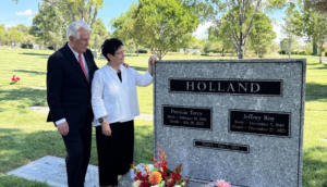 La emotiva visita del presidente Uchtdorf a la tumba del presidente Holland
