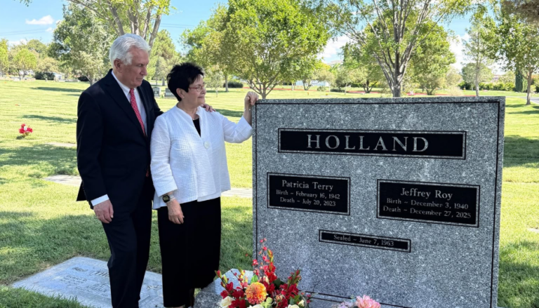 La emotiva visita del presidente Uchtdorf a la tumba del presidente Holland
