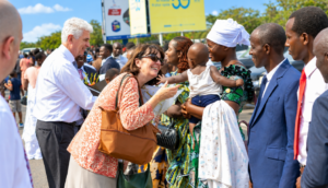 Elder Caussé hace conmovedora visita y brinda fe a miembros de nación africana