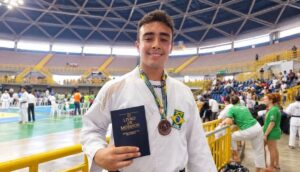 Campeón de karate lo deja todo para servir una misión