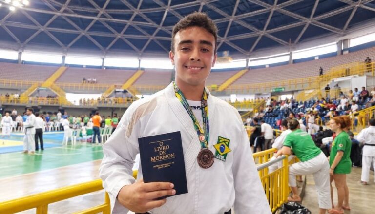 Campeón de karate lo deja todo para servir una misión
