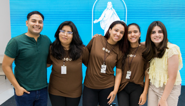 Jóvenes adultos en Brasil participan en el estreno de “Dedicate”