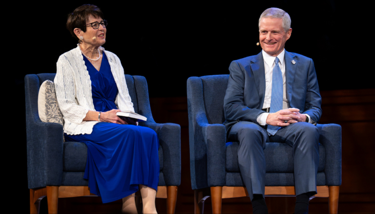 Élder Bednar regresa a BYU–Idaho después de 25 años por su aniversario