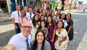 El curioso método de este presidente de misión para recibir misioneros
