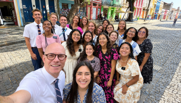 El curioso método de este presidente de misión para recibir misioneros